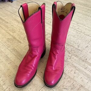 Magenta pink Justin Roper Cowboy boots. Excellent used condition. Extra rare.